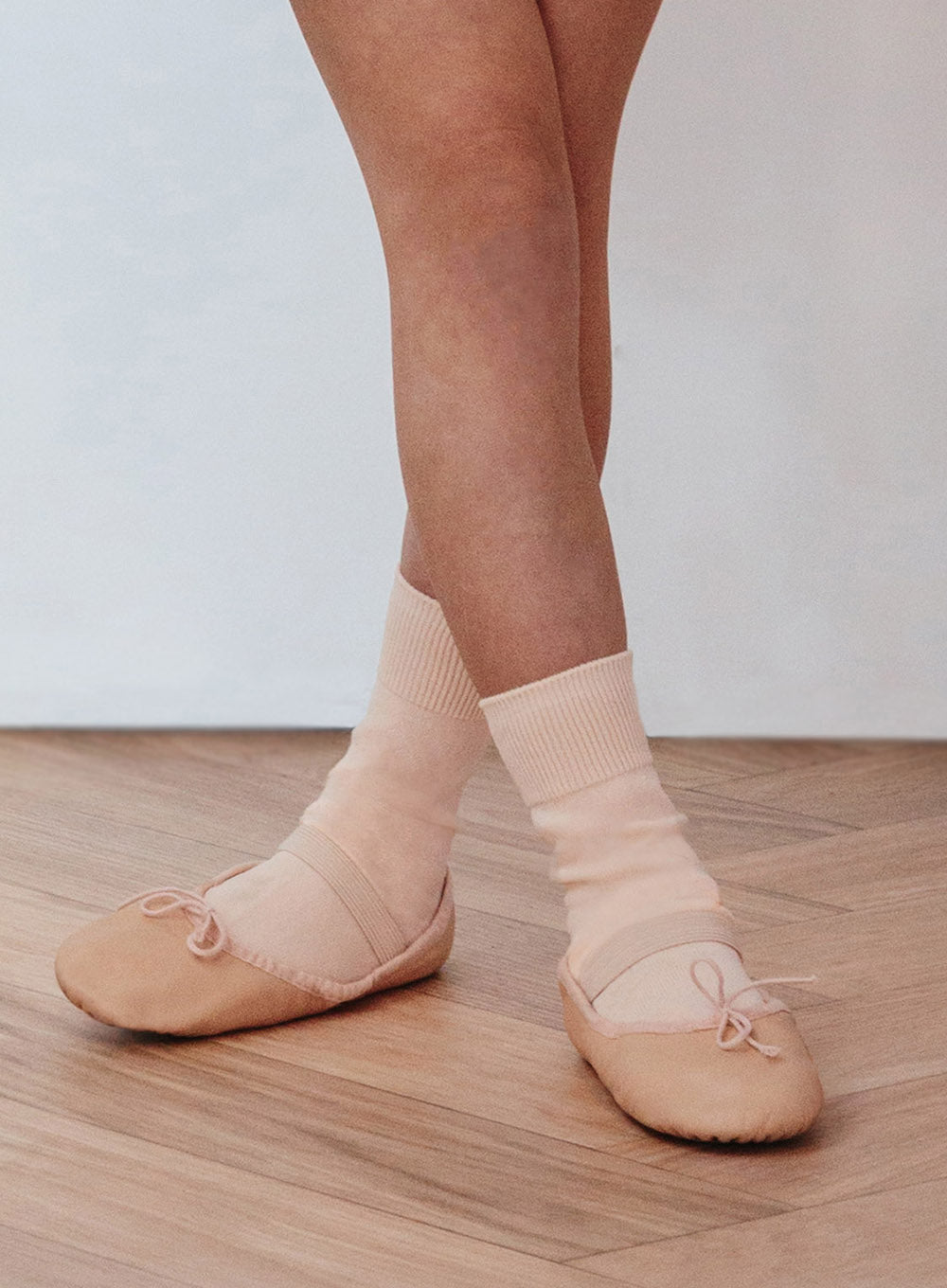 https://www.trotterslondon.com/cdn/shop/products/bloch-ballet-shoes-bloch-ballet-shoes-in-pink-28678602162237.jpg?v=1690287359